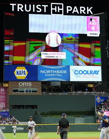 ７月、米大リーグのオールスター戦で、初導入した「ロボット審判」が判定したストライク＝アトランタ