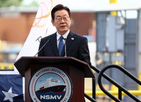 ８月、米東部ペンシルベニア州フィラデルフィアのフィリー造船所を訪れ、祝辞を述べる韓国の李在明大統領（聯合＝共同）