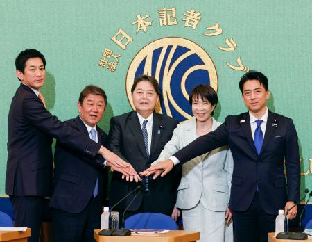 　自民党総裁選の立候補者討論会で、写真に納まる（左から）小林元経済安保相、茂木前幹事長、林官房長官、高市前経済安保相、小泉農相＝２４日午後、東京・内幸町の日本記者クラブ