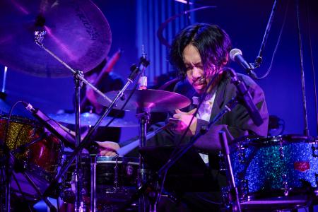 　ドラムをたたく石若駿＝東京都千代田区（太田好治氏撮影）