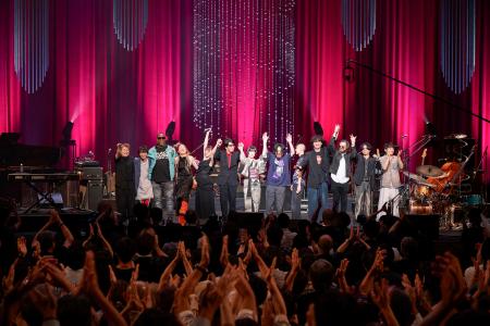 　最後にステージ上に並ぶ出演者ら＝東京都千代田区（太田好治氏撮影）