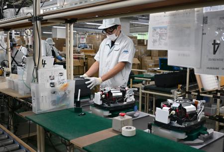 高級炊飯器「炎舞炊き」シリーズが組み立てられる象印マホービン大阪工場=24日、大阪府大東市