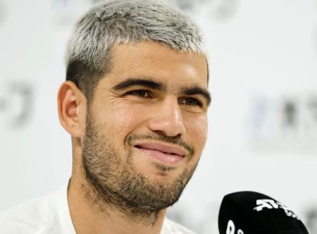 記者会見する男子テニスのカルロス・アルカラス＝２４日、東京都内