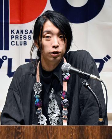 関西プレスクラブの会合で講演する落合陽一さん＝２４日午後、大阪市中央区