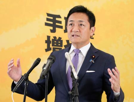 　記者会見する国民民主党の玉木代表＝２４日午後、国会