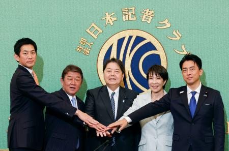 自民党総裁選の立候補者討論会で、写真に納まる（左から）小林元経済安保相、茂木前幹事長、林官房長官、高市前経済安保相、小泉農相。所得増を含む物価高対策や外交・安保を巡り応酬を繰り広げた＝２４日午後、東京・内幸町の日本記者クラブ