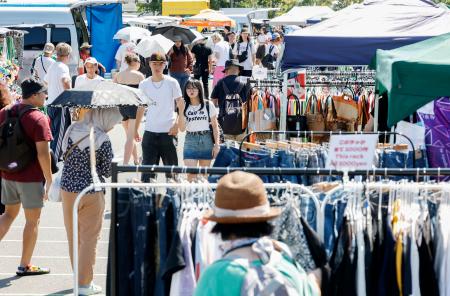 東京都品川区で開かれたフリーマーケットで買い物する人たち