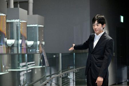 大阪・関西万博の日本館を視察される悠仁さま＝２４日午後、大阪市此花区の夢洲（代表撮影）