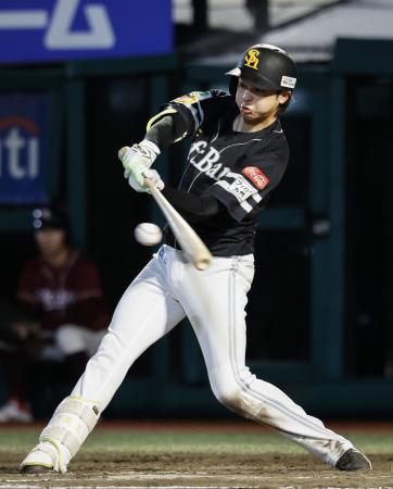 ４回ソフトバンク１死二、三塁、川瀬が中前に適時打を放つ＝楽天モバイルパーク