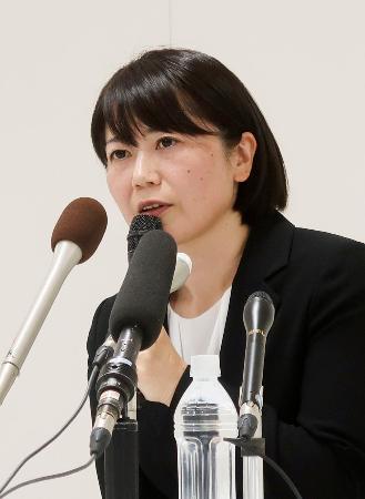 臨時記者会見に臨む前橋市の小川晶市長＝２４日午後、前橋市