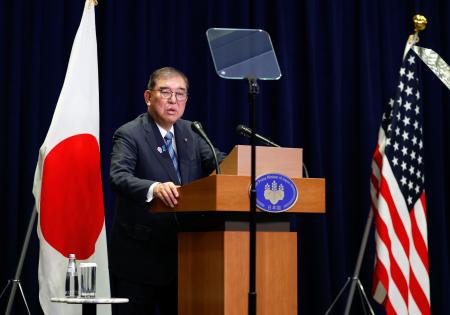 米ニューヨークで記者会見する石破首相＝２４日（共同）