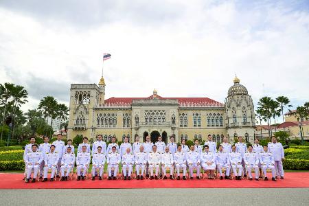 タイ・バンコクの政府庁舎前で記念撮影に臨むタイのアヌティン首相と新閣僚ら=24日(タイ政府提供、共同)