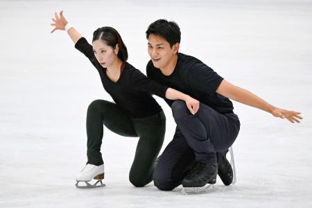 公式練習で調整する三浦璃来（左）、木原龍一組＝オーベルストドルフ（共同）