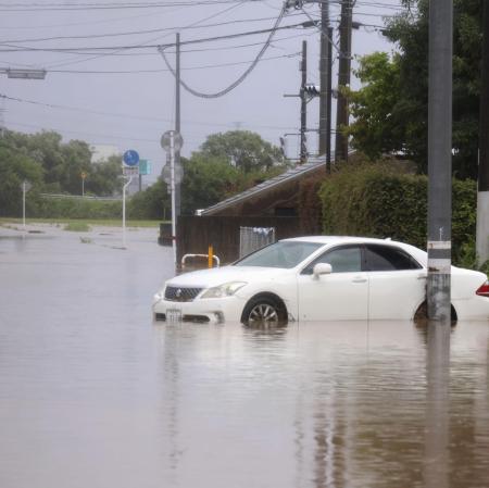 ８月、大雨により冠水した熊本市南区の道路で水没した車