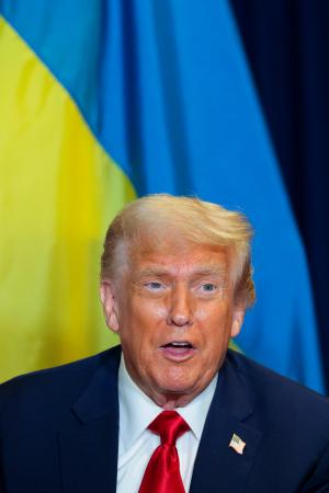 ２３日、ニューヨークで、ウクライナのゼレンスキー大統領と会談したトランプ米大統領（ゲッティ＝共同）