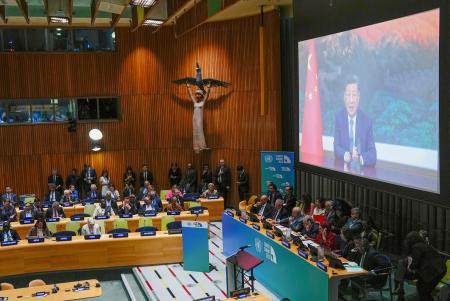 国連本部で開かれた気候サミットでビデオ演説する中国の習近平国家主席（右上）＝２４日、ニューヨーク（ＡＰ＝共同）