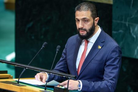 国連総会で演説するシリアのシャラア暫定大統領＝２４日、ニューヨーク（タス＝共同）