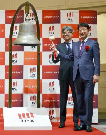 　東証プライムに上場し、鐘を打つオリオンビールの村野一社長（右）ら＝２５日午前、東京都中央区