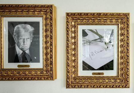 米ホワイトハウスで新たに設置された歴代大統領を紹介するコーナー。バイデン前大統領だけが自動署名装置「オートペン」の写真（右）になっている（ホワイトハウス公式Ｘから・共同）