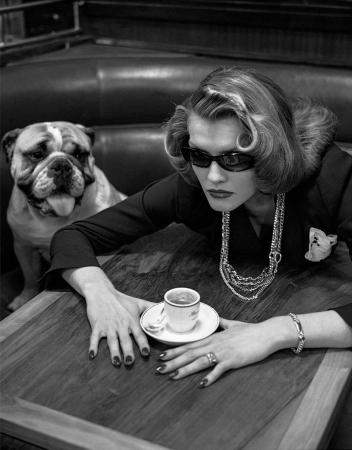 　ヘルムート・ニュートンさんの写真作品（Ｈｅｌｍｕｔ　Ｎｅｗｔｏｎ，Ｐｏｍｅｌｌａｔｏ，Ｐａｒｉｓ，１９８２　Ｃｏｐｙｒｉｇｈｔ　Ｈｅｌｍｕｔ　Ｎｅｗｔｏｎ　Ｆｏｕｎｄａｔｉｏｎ／Ｔｒｕｎｋ　Ａｒｃｈｉｖｅ）（提供写真）