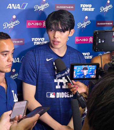 試合後、取材に応じるドジャース・佐々木=フェニックス(共同)