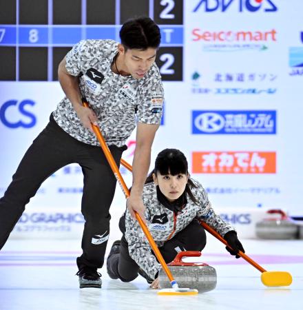 　１次リーグで上野美優、山口剛史組と対戦し、ショットを放つ松村千秋。左は谷田康真＝稚内市みどりスポーツパーク