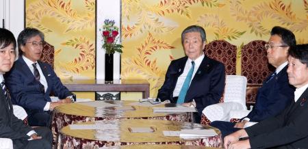 会談に臨む（左２人目から）立憲民主党の安住幹事長、自民党の森山幹事長、公明党の西田幹事長＝２５日午後、国会