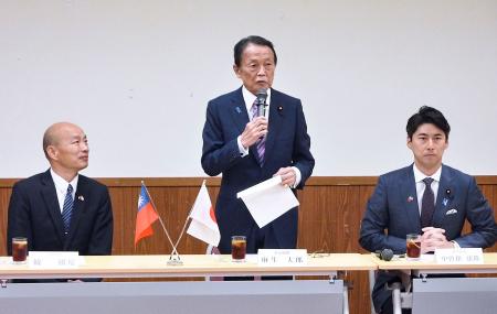 台湾の韓国瑜立法院長らとの会談で、あいさつする自民党の麻生最高顧問（中央）＝２５日午後、東京・永田町の党本部