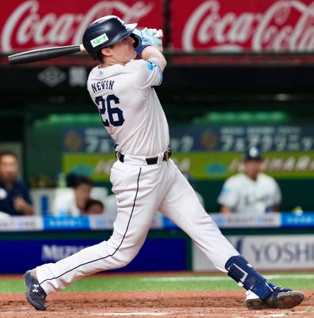 ７回西武２死一、三塁、ネビンが中越えに勝ち越し３ランを放つ＝ベルーナドーム