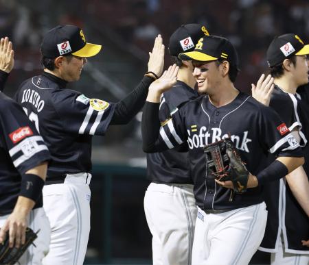 楽天に勝利し、タッチを交わすソフトバンク・小久保監督（左）と栗原＝楽天モバイルパーク