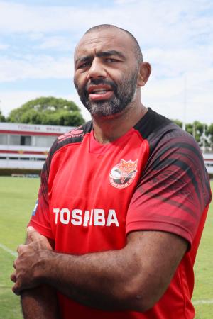 練習後に取材に応じるラグビーＢＬ東京のリーチ＝２５日、東京都内