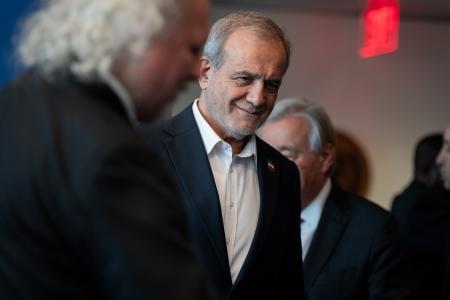 ２５日、ニューヨークの国連本部を訪れたイランのペゼシュキアン大統領（ＡＰ＝共同）