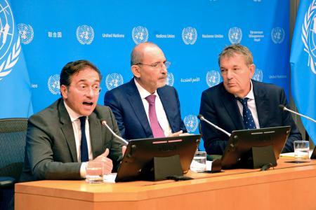 記者会見するスペインのアルバレス外相（左）とＵＮＲＷＡのラザリニ事務局長（右）ら＝２５日、米ニューヨークの国連本部（共同）