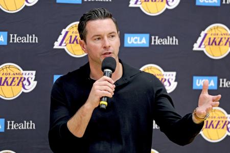 記者会見するＮＢＡレーカーズのレディク監督＝２５日、エルセグンド（ゲッティ＝共同）