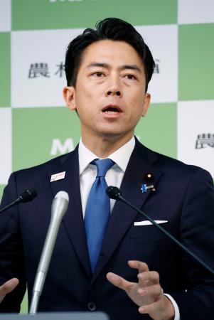 記者会見する小泉農相。自民党総裁選での配信動画に対するコメント投稿要請を巡り陳謝した＝２６日午前、農水省