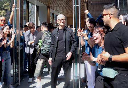 米アップルの直営店「アップル銀座」が改装開業し、来店客を出迎えるティム・クック最高経営責任者（中央）＝２６日午前、東京・銀座