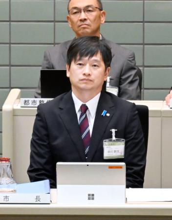 市議会の本会議に出席した新潟県上越市の中川幹太市長＝２６日午前