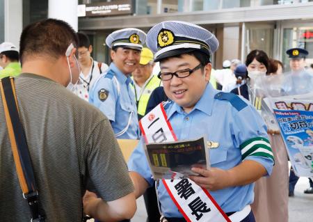 愛知県警中村署の一日署長を委嘱され、交通安全を呼びかける天野ひろゆきさん＝２６日午前、ＪＲ名古屋駅