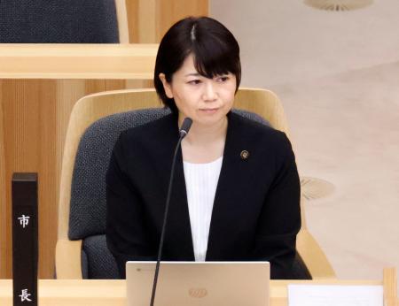 前橋市議会の本会議に出席する小川晶市長＝２６日午後、前橋市