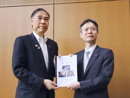 ＪＲ東海の丹羽俊介社長（右）に要請書を手渡す長野県の阿部守一知事＝２６日午前、東京都内