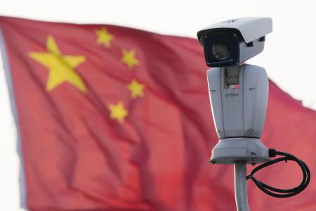 掲げられた中国国旗と監視カメラ＝４月、中国上海市（共同）