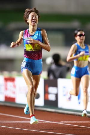 女子１万メートル　５位でゴールした伊沢菜々花＝維新みらいふスタジアム