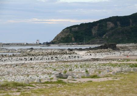 能登半島地震で隆起した石川県輪島市の黒島海岸＝２４年８月