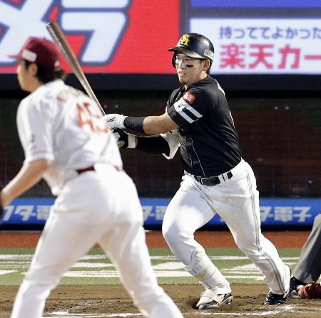 ７回ソフトバンク１死三塁、栗原が右翼線に勝ち越しの適時二塁打を放つ＝楽天モバイルパーク