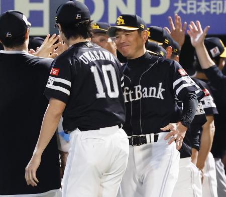 12勝目を挙げた上沢(10)を迎えるソフトバンク・小久保監督=楽天モバイルパーク