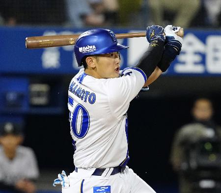 　７回ＤｅＮＡ無死一、二塁、右前打を放つ山本。失策が絡んで勝ち越した＝横浜