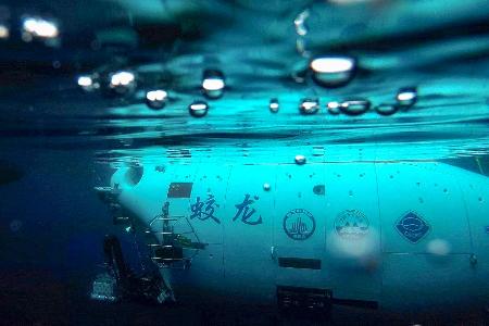 　中国の有人潜水艇。北極の海氷域深海での調査に成功した（新華社＝共同）
