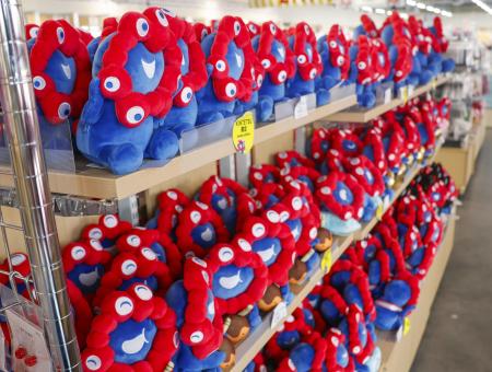 公式ショップに並ぶミャクミャクのグッズ＝８月、大阪市此花区の夢洲