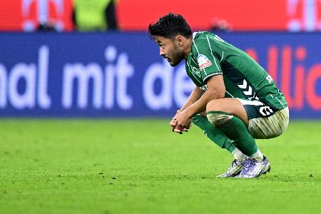 ０―４と敗れたバイエルン・ミュンヘン戦で座り込むブレーメンの菅原由勢＝２６日、ミュンヘン（ロイター＝共同）