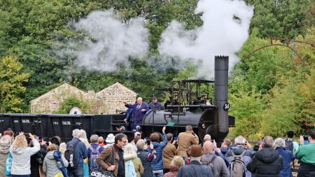２６日、英中部シルドンを走る２００年前のモデルを再現した蒸気機関車（共同）